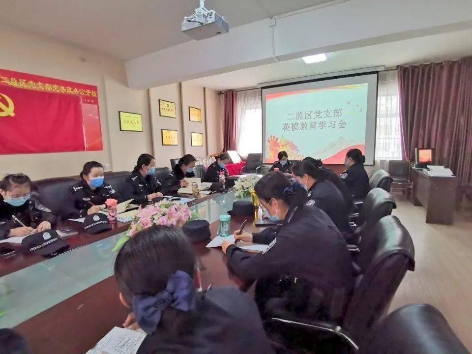 救援卡通小象